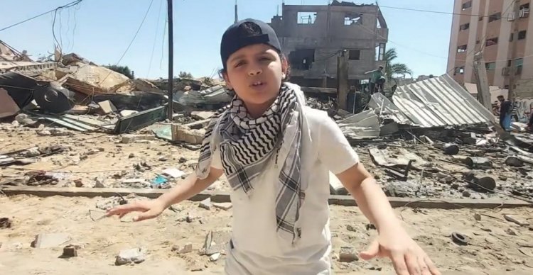 Un rappeur Palestinien de 12 ans reprend Eminem au milieu des décombres ! (Vidéo)