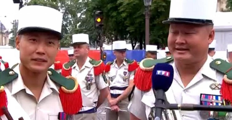 2 soldats français reprennent un morceau de La Fouine en direct ! (Vidéo)