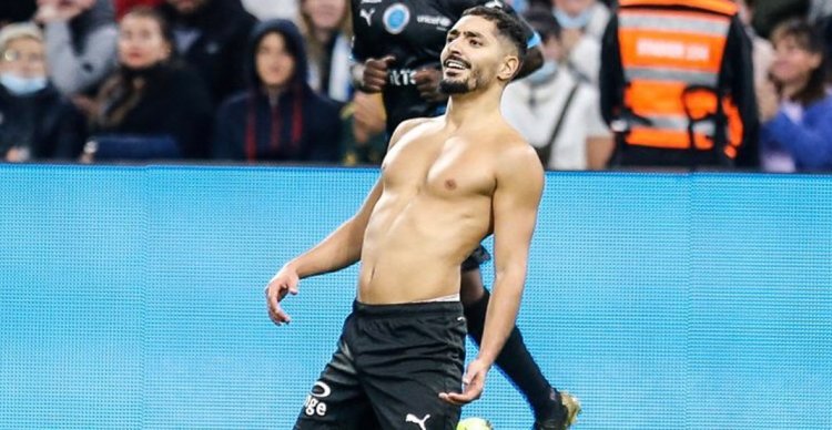 Le sublime coup franc de Sneazzy pendant le Match des Héros ! (Vidéo)