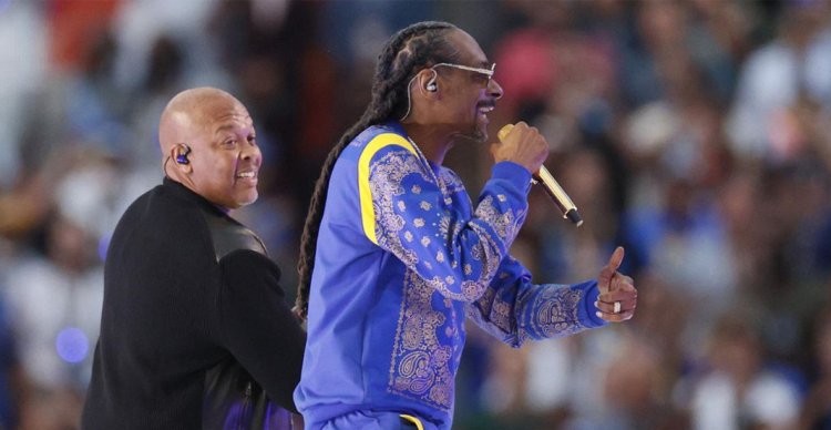 Snoop Dogg se fait filmer en train de fumer un joint juste avant le show du Super Bowl !