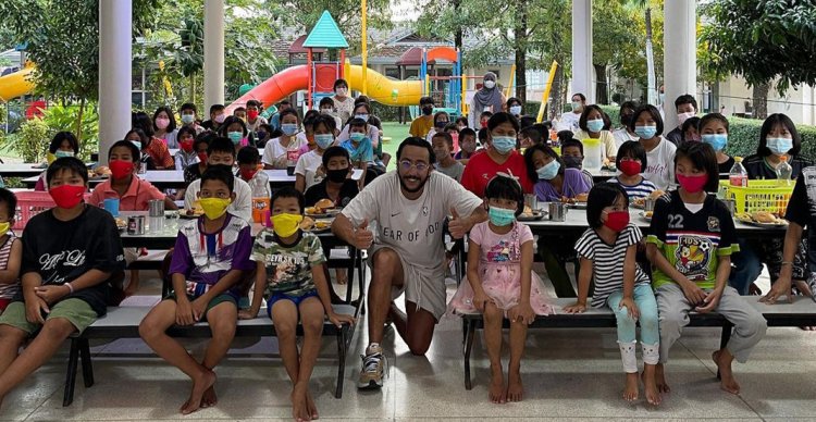 Lacrim offre des cadeaux aux enfants d’un orphelinat en Thaïlande ! (Vidéo)