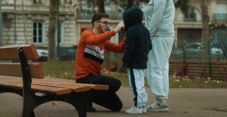 Neysou manie les mélodies dans le clip de Oublie-moi !